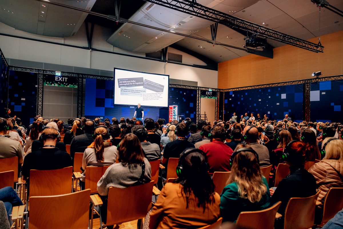 Großes Publikum bei einer KI-Konferenz