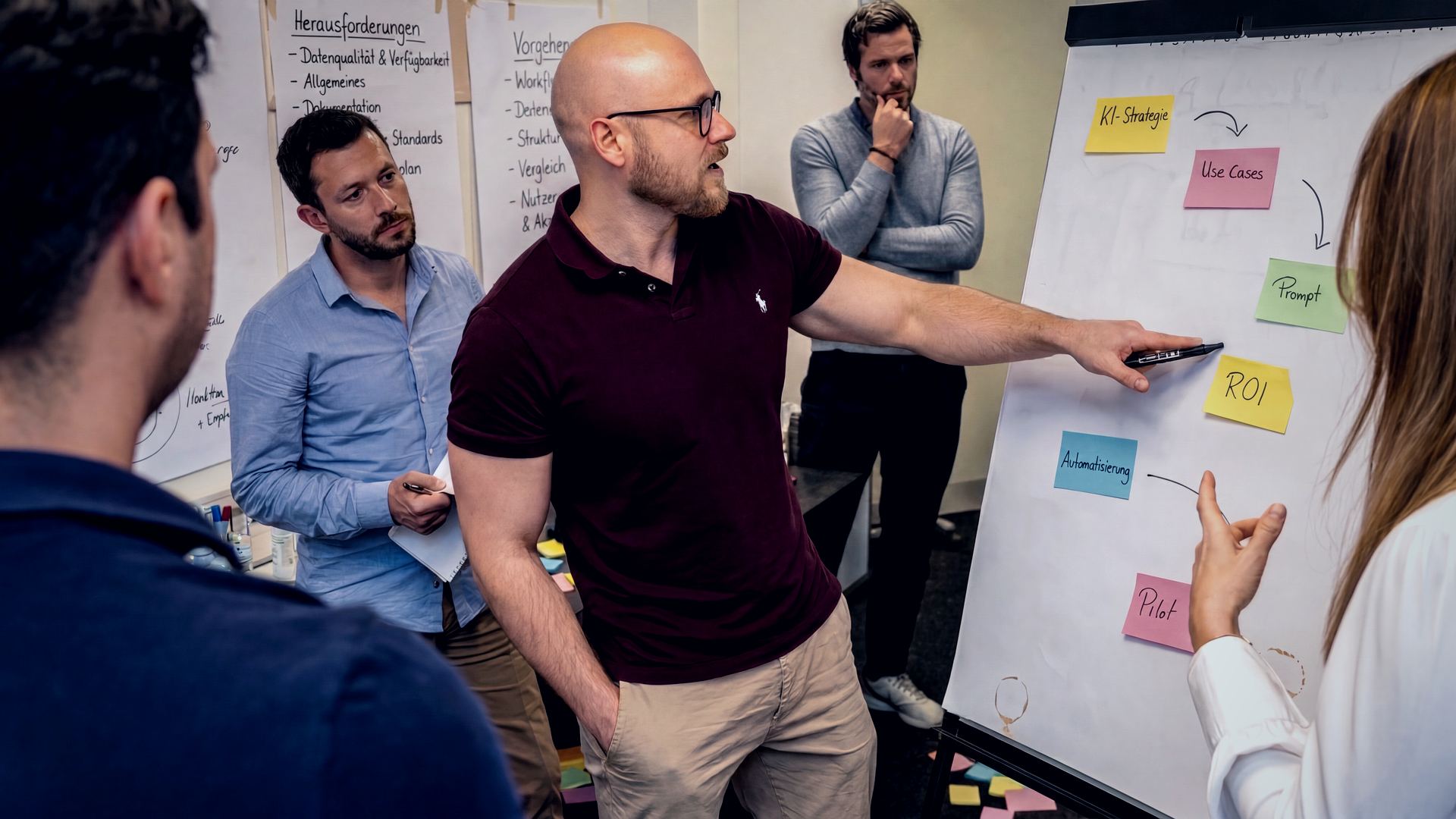 Niklas Volland im Workshop am Whiteboard mit Team